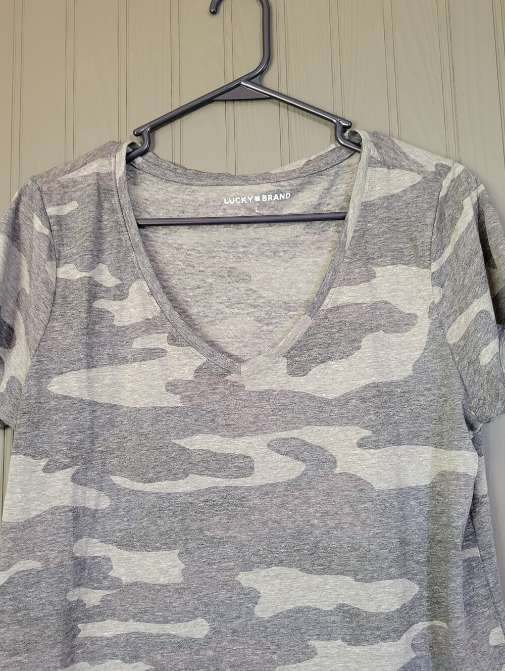 Lucky Brand Short Sleeve T-Shirt V-Neck Camouflage Print Gray Women's Large - Picture 3 of 7